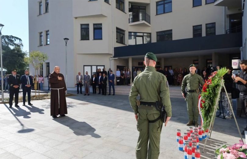 Policajci i građani tijekom službene ceremonije obilježavanja Dana policije u Posušju