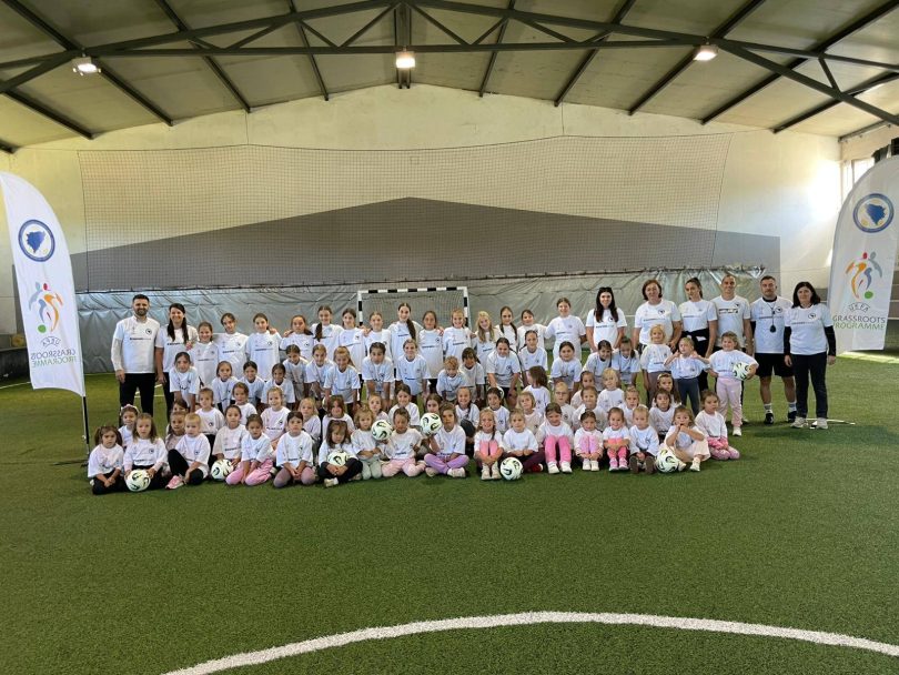 Grupa djevojčica u pink i bijelim dresovima na stadionu tijekom Festival 'Otvorena vrata'