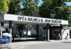 Ulazna fasada Opće bolnice Josip Benčević u Slavonskom Brodu s nazivom institucije