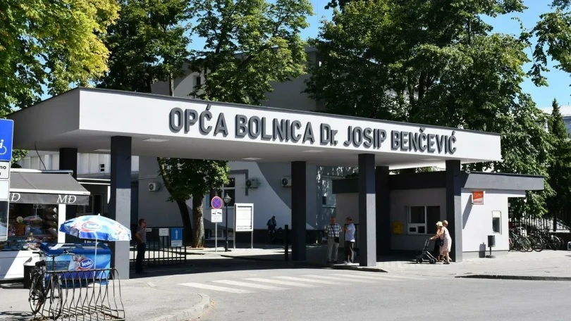Ulazna fasada Opće bolnice Josip Benčević u Slavonskom Brodu s nazivom institucije