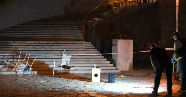 Policijski očevid noću na mjestu nesreće u Šibeniku s policajcem i osiguranom lokacijom