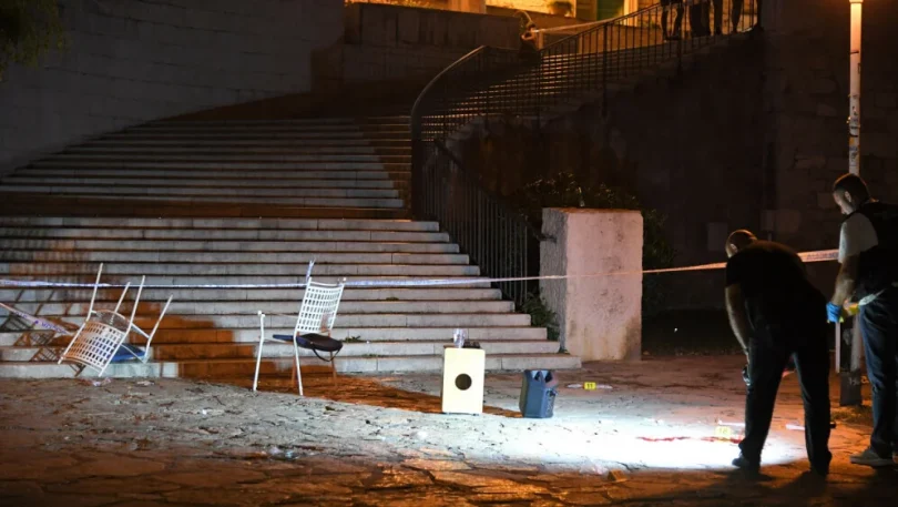 Policijski očevid noću na mjestu nesreće u Šibeniku s policajcem i osiguranom lokacijom