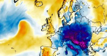 Satelitska meteorološka mapa Europe s prikazom hladnog fronta i temperaturnoga gradijenta nad Balkanom