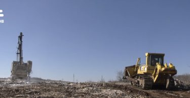 Građevinska mehanizacija i oprema na terenu tijekom početka izgradnje brze ceste