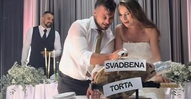Mladenci rezaju pršut pri ceremoniji rezanja umjesto tradicionalne svadbene torte