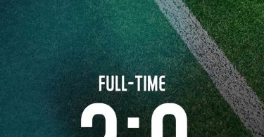 Nogometna utakmica sa brojevima 2:0 prikazanim na terenu i simbolima timova