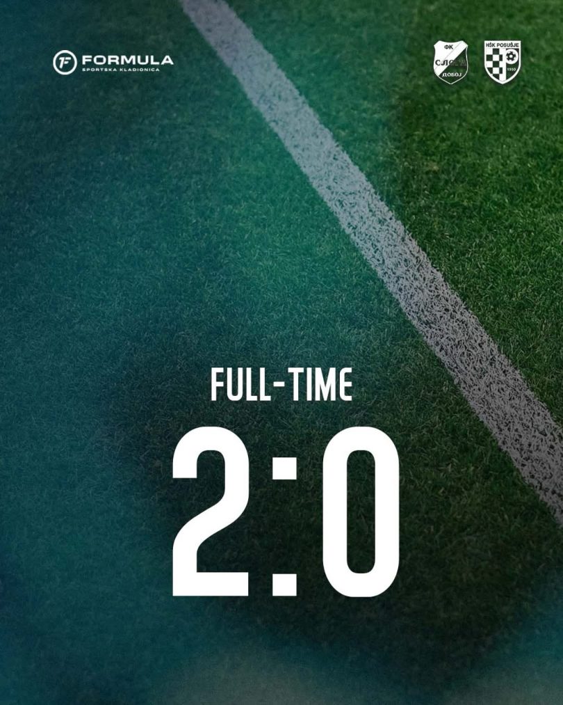 Nogometna utakmica sa brojevima 2:0 prikazanim na terenu i simbolima timova