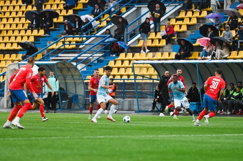 Fudbalska utakmica između Borca i Posušja, igrač u crvenoj majici driblira loptu na terenu