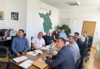 Sudionici sastanka sjedeći pri stolu tijekom predstavljanja turističkog plana