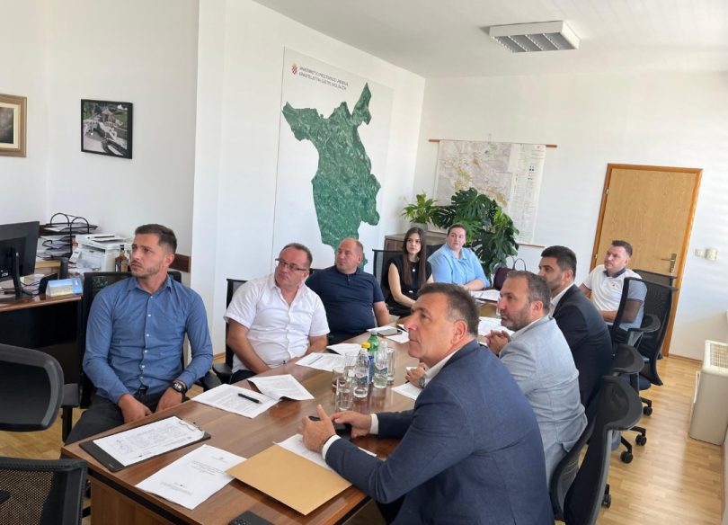 Sudionici sastanka sjedeći pri stolu tijekom predstavljanja turističkog plana