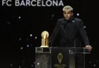 Mladić na podiju s Zlatnom loptom pored FC Barcelona logotipa