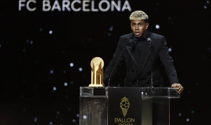 Mladić na podiju s Zlatnom loptom pored FC Barcelona logotipa