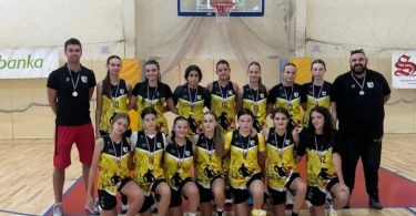Ekipa košarkašica ŽKK Posušje u žutim dresovima pozira za timsku fotografiju u splitskoj dvorani