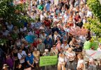 Veliki broj građana okupljenih na prosvjedu u Makarskoj s transparentom
