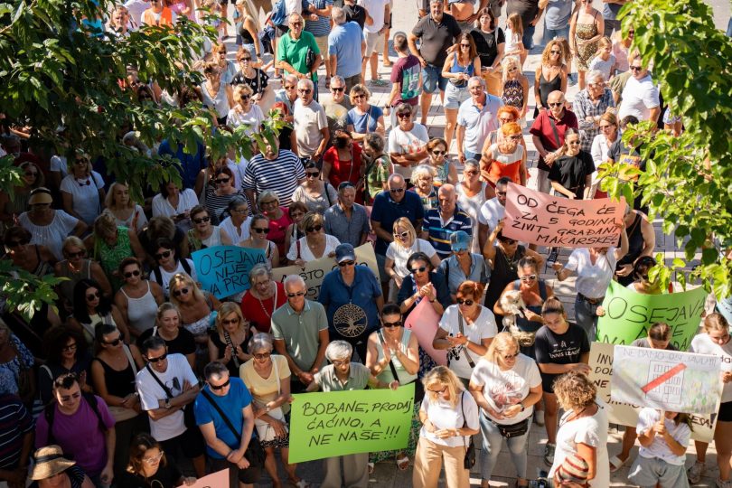 Veliki broj građana okupljenih na prosvjedu u Makarskoj s transparentom