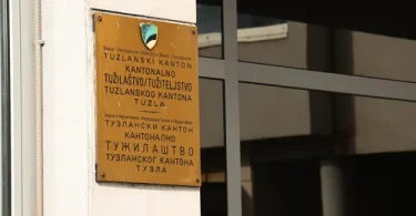 Zlatna spomen-ploča na zidu zgrade Tužiteljstva Tuzlanskog kantona