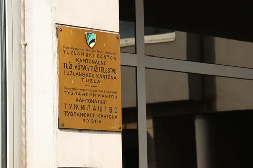 Zlatna spomen-ploča na zidu zgrade Tužiteljstva Tuzlanskog kantona