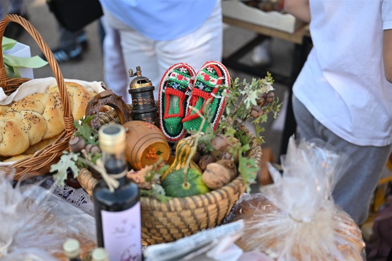Izložba kruha, peciva i poljoprivrednih proizvoda sa tradicionalnim rukotvorinama na stolu