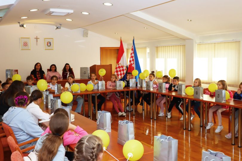 Grupa učenika sjednih u dvorani tijekom posjeta lokalnim institucijama