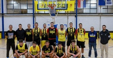 Košarkaški tim i gosti iz ALBA Berlina na grupnoj fotografiji u dvorani