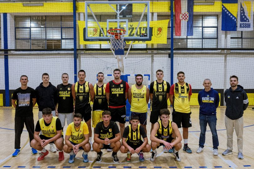 Košarkaški tim i gosti iz ALBA Berlina na grupnoj fotografiji u dvorani