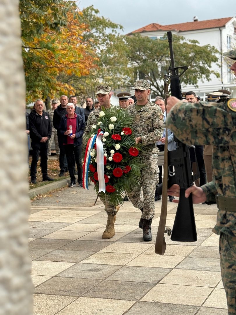 Vojnici i civilians položili vijence s crvenim i bijelim cvijećem kod spomen-obilježja