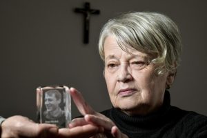 Majka Jean-Michela Nicoliera stigla u Vukovar na identifikaciju „Njegov osmijeh je uvijek tu u dubini moje duše“ Majka Jean-Michela Nicoliera stigla u Vukovar na identifikaciju „Njegov osmijeh je uvijek tu u dubini moje duše“