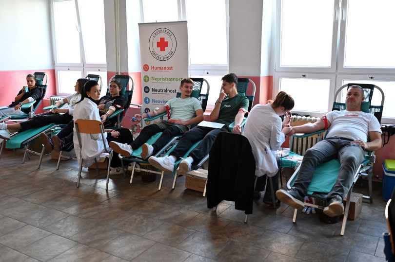 Srednjoškolci sjede na stolicama tijekom akcije darivanja krvi organizirane od strane Crvenog križa