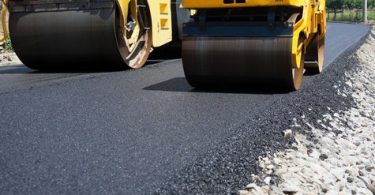 Dva valjka za komprimiranje asfalta tijekom radova na cesti