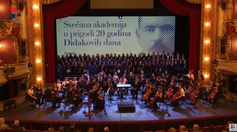 Orkestar i zbor tijekom dodjele priznanja Didak u Ljubuškom, pozornica s dirigentom