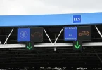 Nadvislena prometna signalizacija s plavim znakovima za vozne trake na graničnom prijelazu