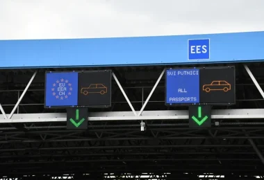 Nadvislena prometna signalizacija s plavim znakovima za vozne trake na graničnom prijelazu