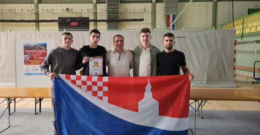 Grupa učenika sa hrvatskom zastavom na nacionalnoj izložbi inovacija