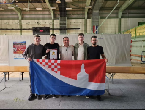 Grupa učenika sa hrvatskom zastavom na nacionalnoj izložbi inovacija