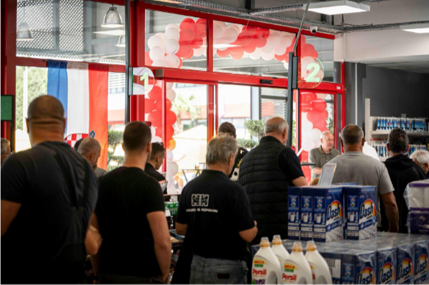 Kupci u Građa prodajnom centru tijekom akcije sa sniženim cijenama