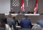 Članovi Skupštine Željezničko-željezničke zajednice sjedenja tijekom zasjedanja o zakonima