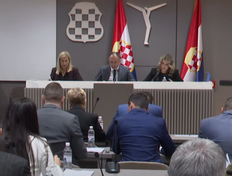 Članovi Skupštine Željezničko-željezničke zajednice sjedenja tijekom zasjedanja o zakonima