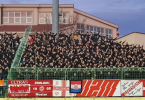 Gusta tribina stadiona ispunjena navijačima tijekom nogometne utakmice
