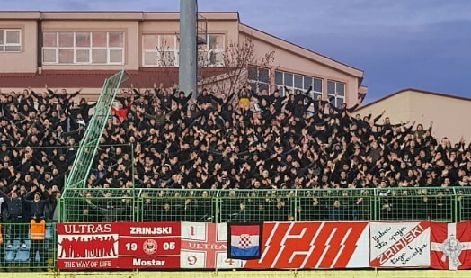 Gusta tribina stadiona ispunjena navijačima tijekom nogometne utakmice