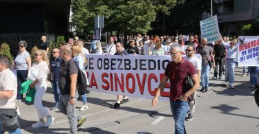 Skupina zdravstvenih radnika na ulici drži transparente tijekom štrajka u Mostaru