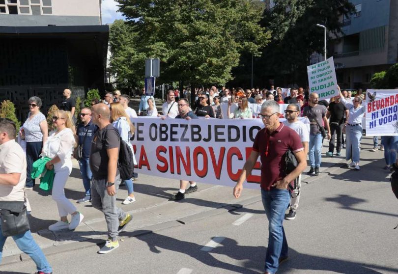 Skupina zdravstvenih radnika na ulici drži transparente tijekom štrajka u Mostaru