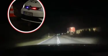 Snimak iz vozila koji prikazuje opasnu vožnju po noći na motornom putu s prikazom brzomjera u uvećanom prikazu