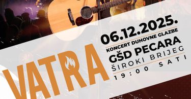 Glazbenik s gitarom na pozornici tijekom humanitarnog koncerta, pozadina s logom Vatra