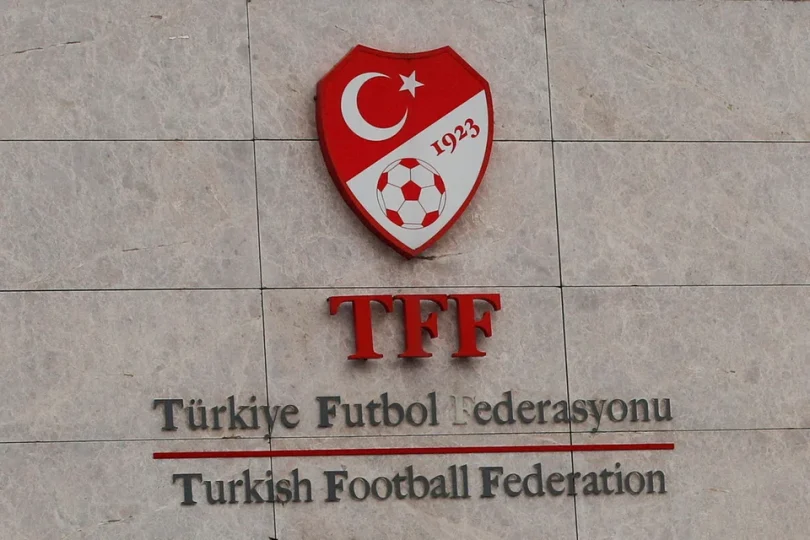 Logotip Turske fudbalske federacije (TFF) sa grbom i nazivom na износu