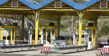 Moderni portalni kiosk za naplatu cestarina sa žutom i plavom bojom na hrvatskoj autocesti