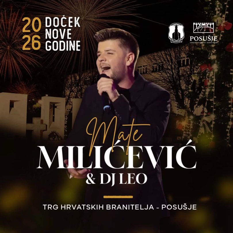 Mate Miličević pjeva na mikrofonu tijekom dočeka Nove godine na Trgu hrvatskih branitelja u Posušju