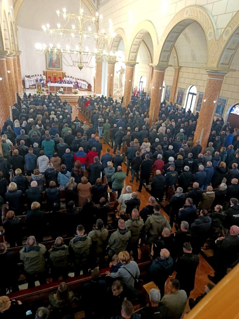 Velika okupljanja vjernika u crkvi tijekom službene ceremonije obilježavanja 31. obljetnice oslobođenja Kupresa