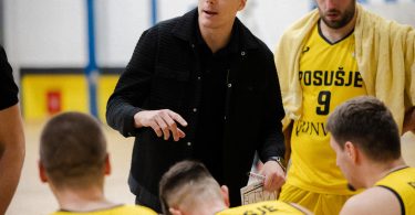 Trener i košarkaši u žutim dresovima Posušja tijekom utakmice u dvorani
