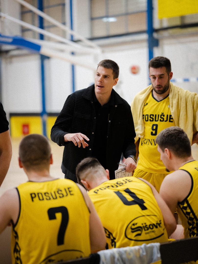 Trener i košarkaši u žutim dresovima Posušja tijekom utakmice u dvorani