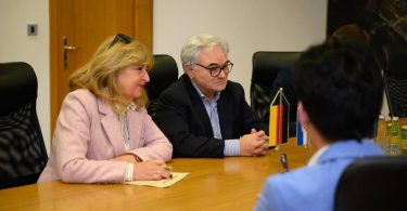 Veleposlanik SR Njemačke Alfred Grannas sjedí za stolom tijekom službenog posjeta